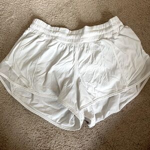 Lululemon Hotty Hot Low-Rise Lined Short 2.5”